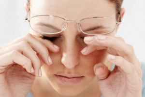 Mắt bị nhòe: Nguyên nhân và những điều bạn cần biết