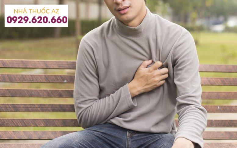 Đau ngực dữ dội là một trong những triệu trứng bất thường sau phẫu thuật thay van tim