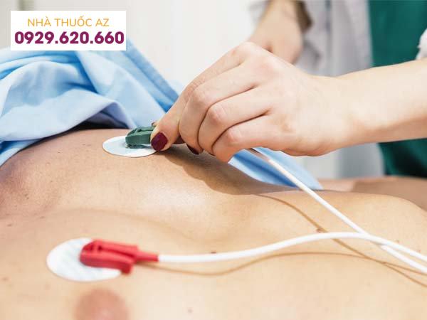 Điện tâm đồ giúp bác sĩ chẩn đoán cơn đau ngực bên trái