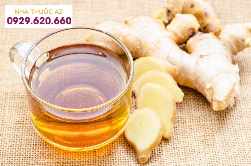 Uống trà gừng nóng